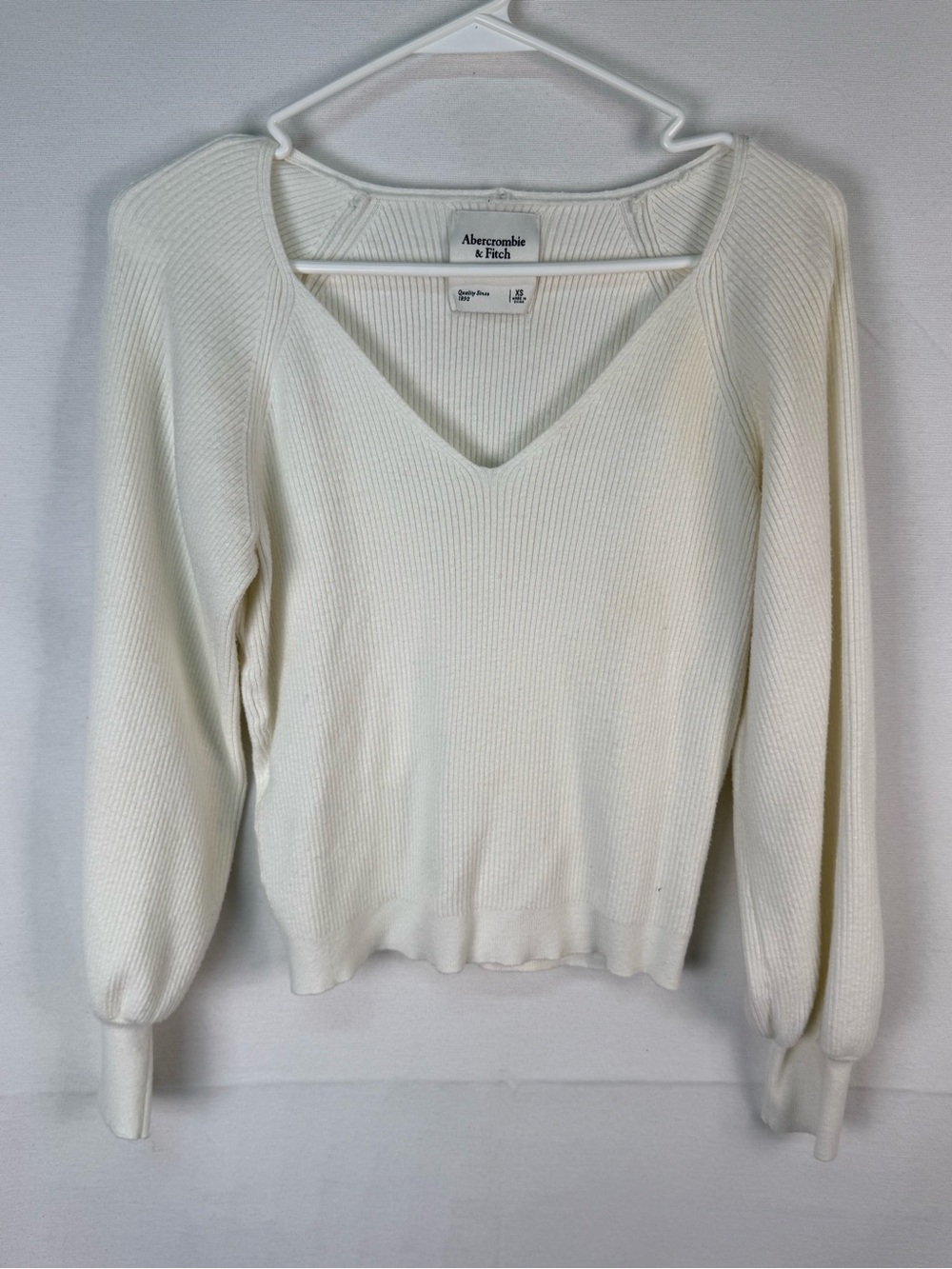 Abercrombie & Fitch Women's Ivory V-Neck Ribbed Sweater